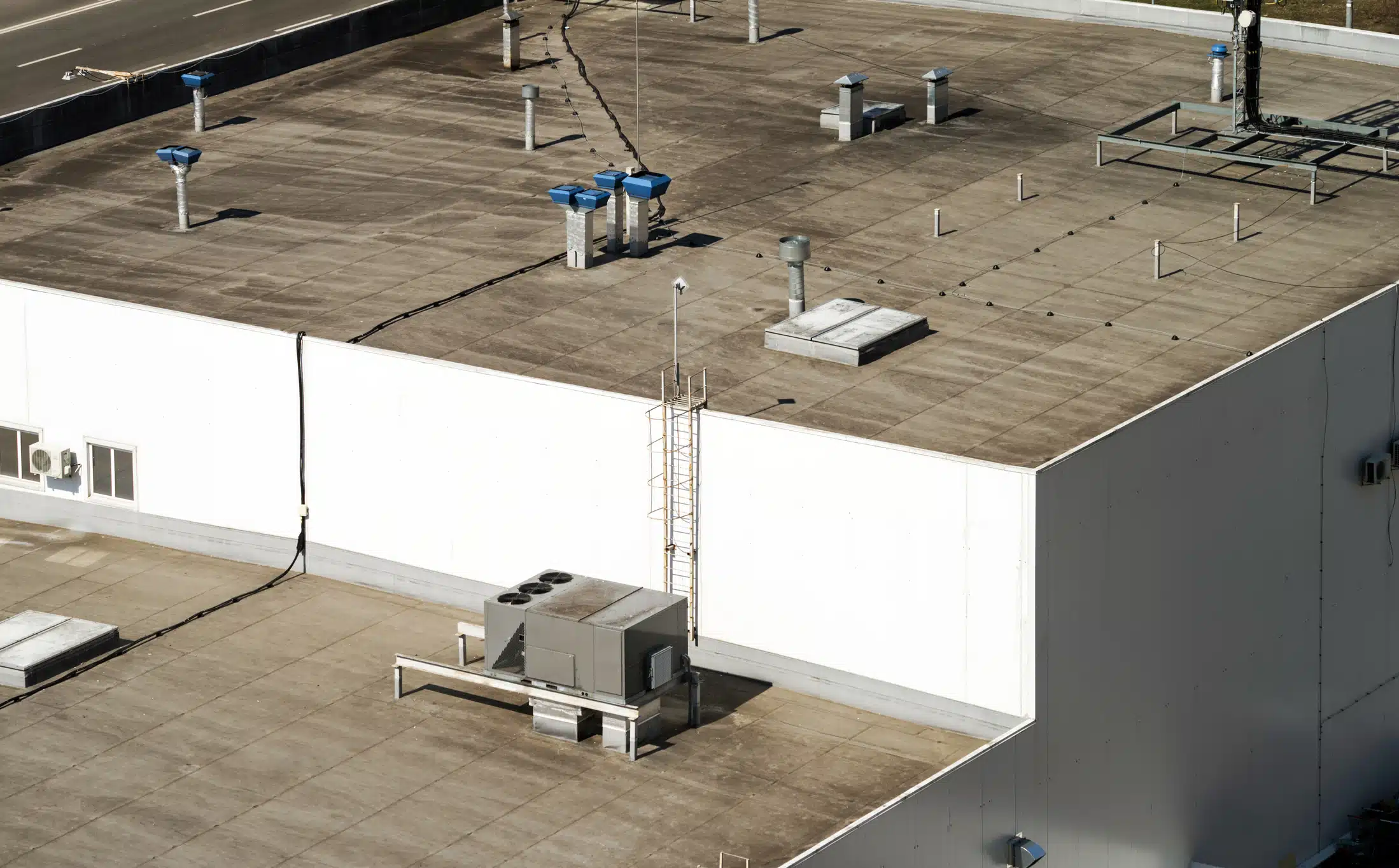 Read more about the article Emergency Roof Repair for Commercial Properties